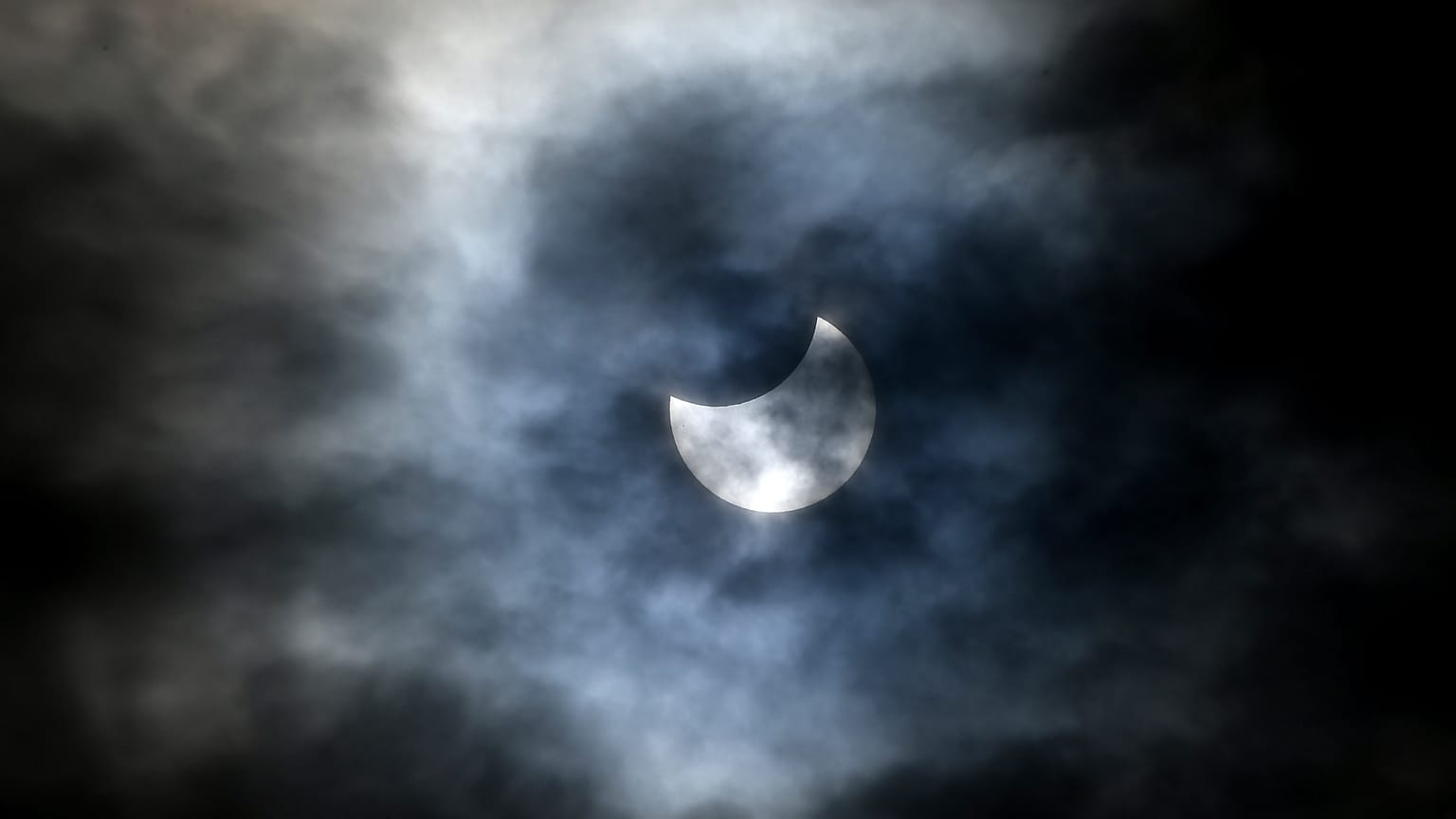 Die Teilsonnenfinsternis von Budapest aus gesehen.