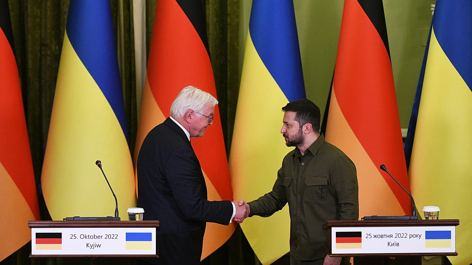 Händedruck zwischen Selenskyj und Steinmeier