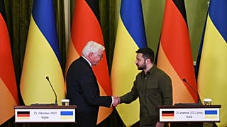 Händedruck zwischen Selenskyj und Steinmeier