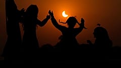 Kinder freuen sich über die Sonnenfinsternis.