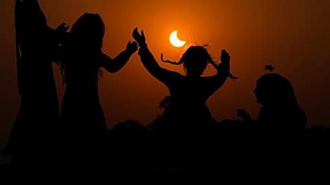 Kinder freuen sich über die Sonnenfinsternis.