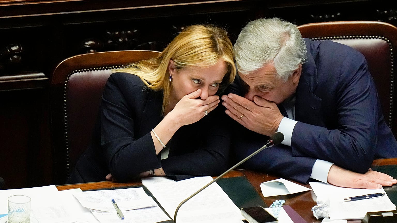 Besprechung hinter vorgehaltener Hand: Meloni und Außenminister Antonio Tajani.