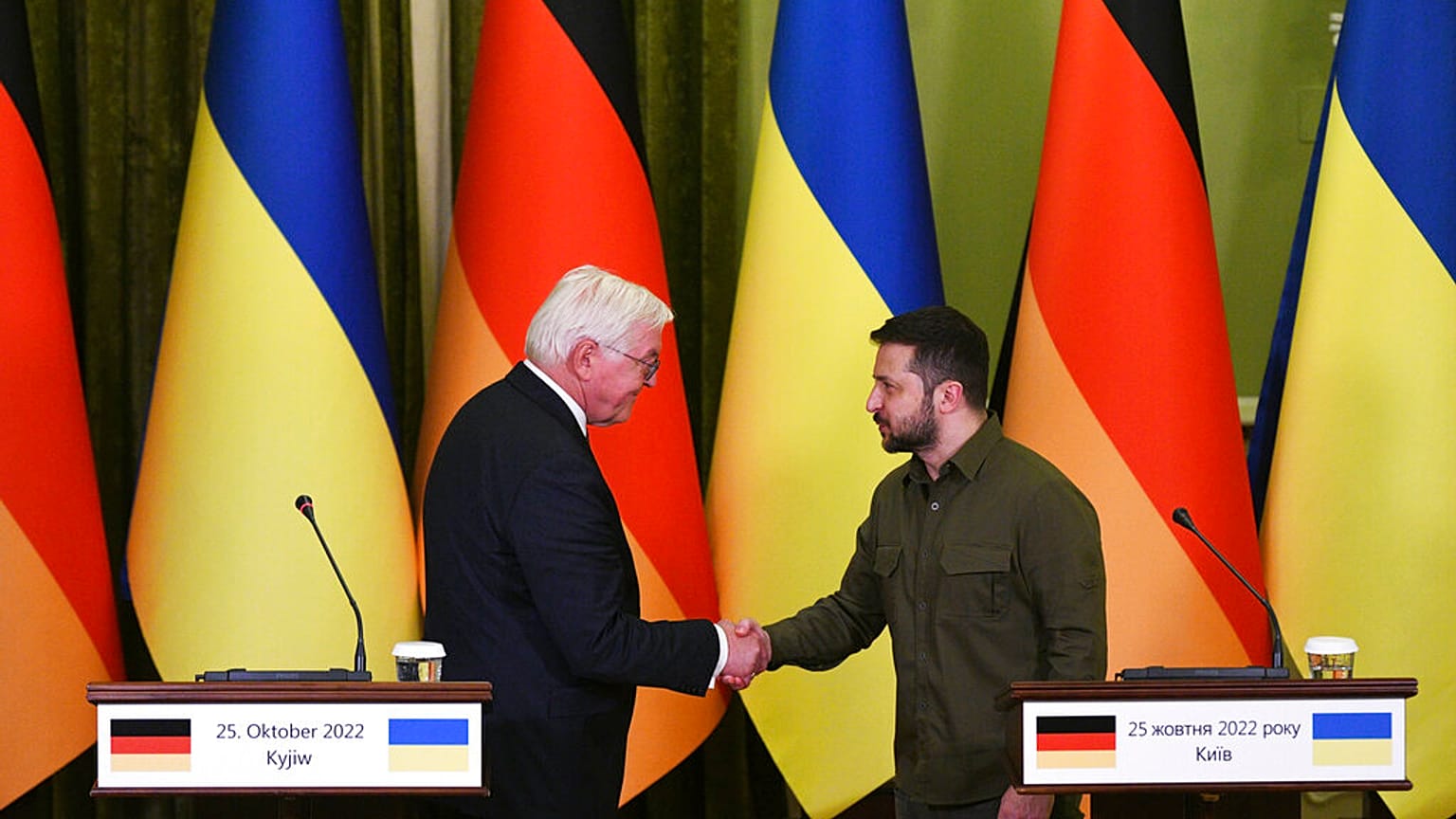 Presidente da Alemanha, Franl-Walter Steinmeier, e homólogo ucraniano, Volodymyr Zelenskyy, em Kiev, Ucrânia
