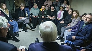 Франк-Вальтер Штайнмайер в бомбоубежище в Корюковке Черниговской области