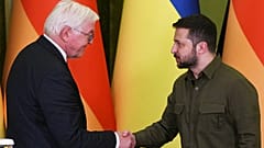 Χειραψία Στάινμάιερ με τον Ουκρανό πρόεδρο Βολοντίμιρ Ζελένσκι