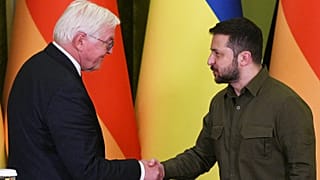 Χειραψία Στάινμάιερ με τον Ουκρανό πρόεδρο Βολοντίμιρ Ζελένσκι