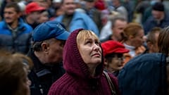 Une femme s'apprête à recevoir une ration quotidienne de pain, dans une école de Mykolaiv, mardi 25 octobre 2022.