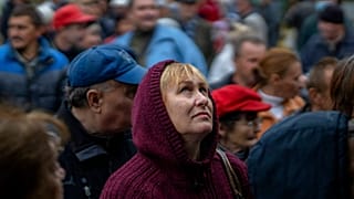 Une femme s'apprête à recevoir une ration quotidienne de pain, dans une école de Mykolaiv, mardi 25 octobre 2022.