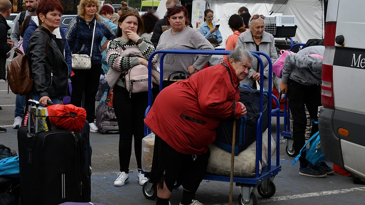 Беженцы из восточных регионов Украины ждут автобусы, чтобы уехать на запад. Запорожье, Украина. 15 сентября 2022.