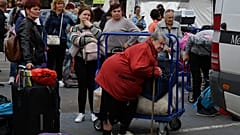 Беженцы из восточных регионов Украины ждут автобусы, чтобы уехать на запад. Запорожье, Украина. 15 сентября 2022.