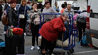Беженцы из восточных регионов Украины ждут автобусы, чтобы уехать на запад. Запорожье, Украина. 15 сентября 2022.