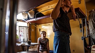 A háború elől menekülő belső menekültek a Dnyipróba tartó vonaton, Donyeck régióban