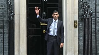 Rishi Sunak a Downing Street 10 előtt
