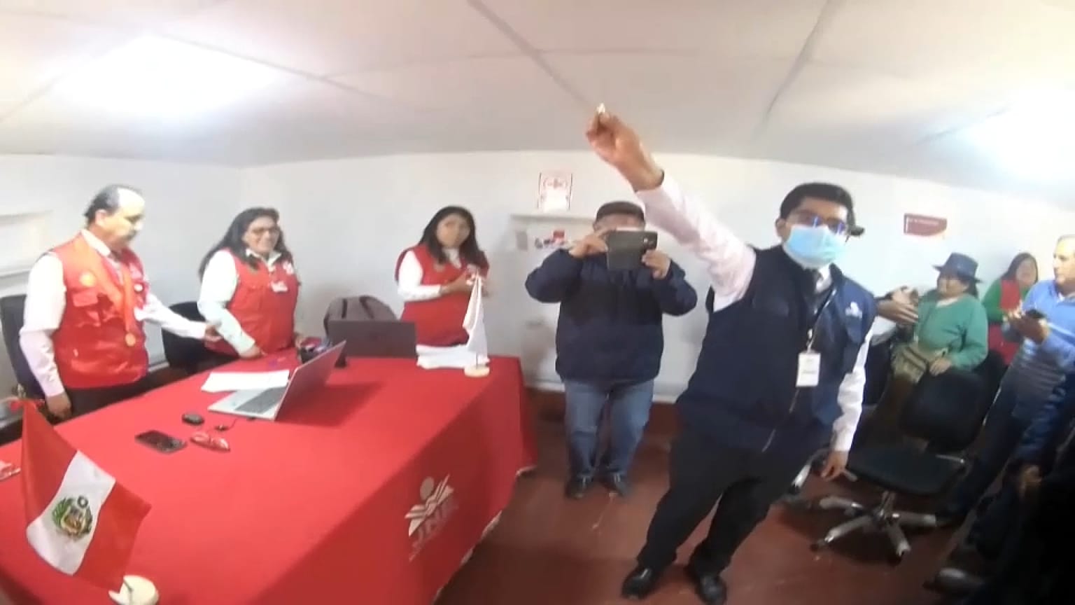 El funcionario muestra la cara de la moneda que se usó para el desempate, Curculla, Perú 22/10/2022
