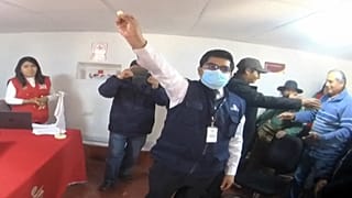 Глава избирательной комиссии объявляет победителя на выборах мэра