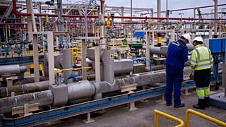 DOSSIER - Des opérateurs travaillent à l'usine de regazéification d'Enagas, la plus grande usine de GNL d'Europe, à Barcelone, en Espagne, le 29 mars 2022.