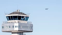 Blick auf den Flugsicherungsturm des Flughafens Flesland. Eine Drohne sorgte Tage zuvor für die Unterbrechung des Flugverkehrs in Norwegens zweitgrößter Stadt. 
