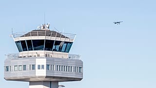 Blick auf den Flugsicherungsturm des Flughafens Flesland. Eine Drohne sorgte Tage zuvor für die Unterbrechung des Flugverkehrs in Norwegens zweitgrößter Stadt. 