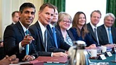 Premierminister Rishi Sunak mit seinem Kabinett 
