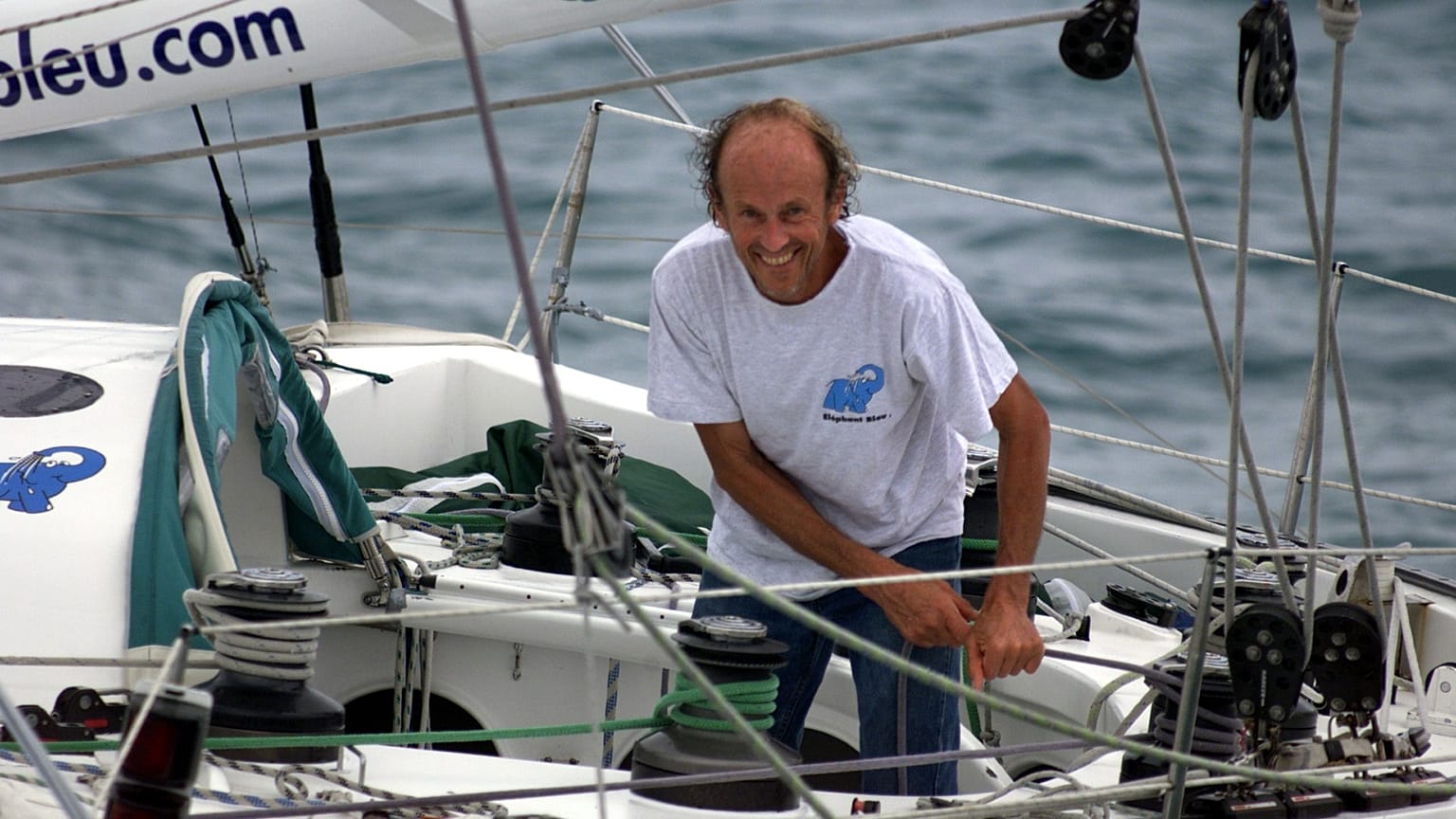 Mike Birch, coupant la ligne d'arrivée de la sixième édition de la Route du Rhum, le 27 novembre 1997