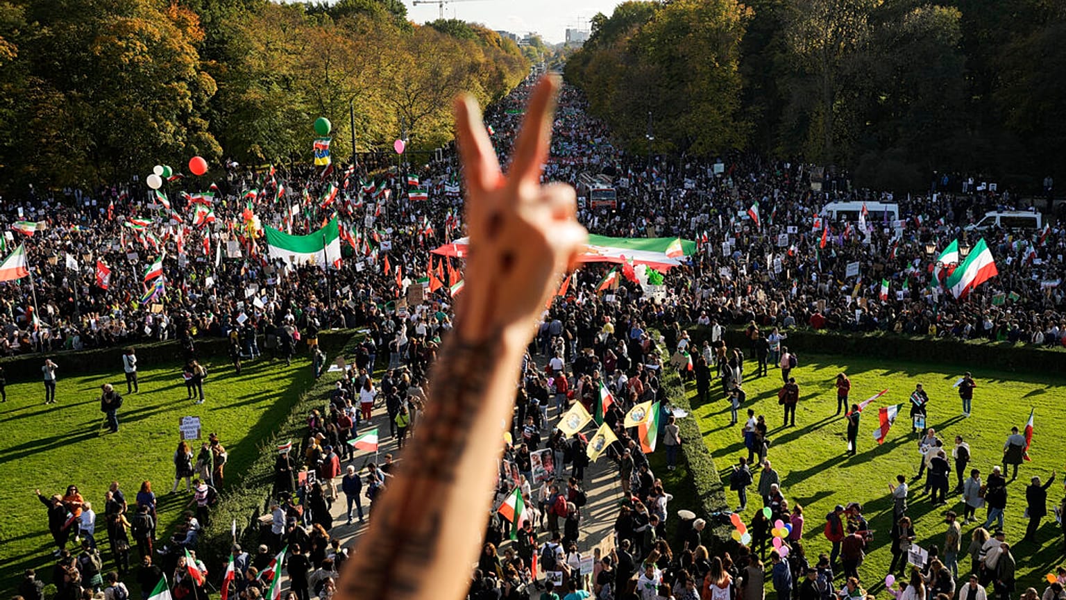 Des manifestants iraniens rendent hommage à Mahsa Amini