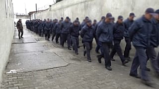 Российские военнопленные на прогулке в лагере на западе Украины