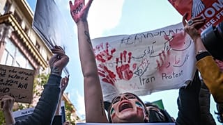 Mahsza Amini halála miatt tiltakoznak a tüntetők Irán isztambuli konzulátusa előtt 2022. október 17-én
