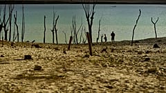 Gente caminando cerca de la frontera en el embalse de Yesa afectado por la sequía, a unos 55 kilómetros de Pamplona, norte de España, 14 de septiembre de 2022.
