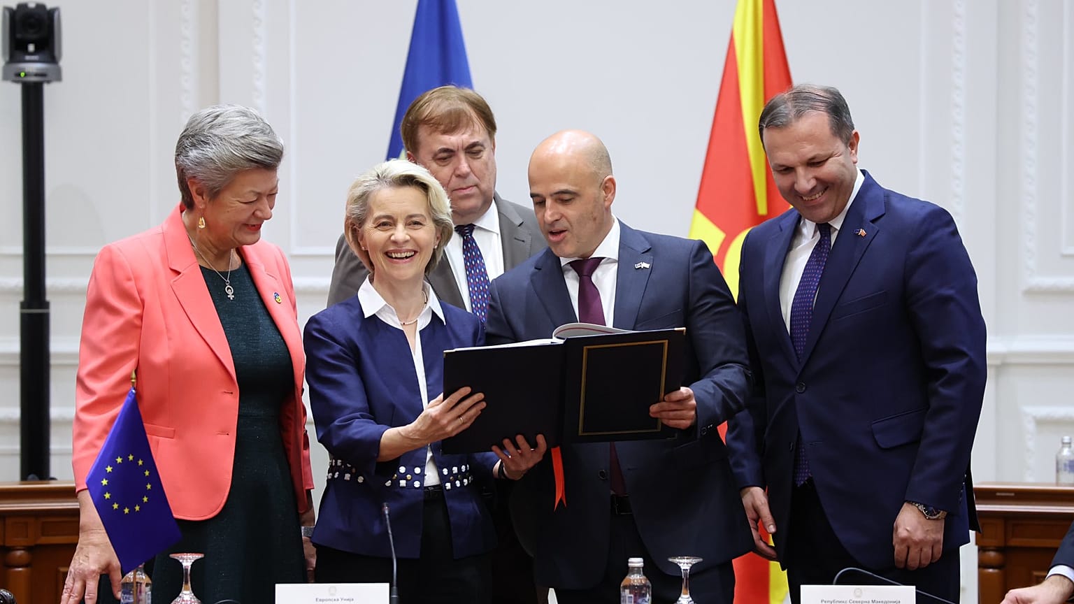 La Presidenta de la Comisión Europea, Ursula von der Leyen, firma un acuerdo con Macedonia del Norte.