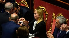 Der neuen Ministerpräsidentin Italiens wird im Senat applaudiert.