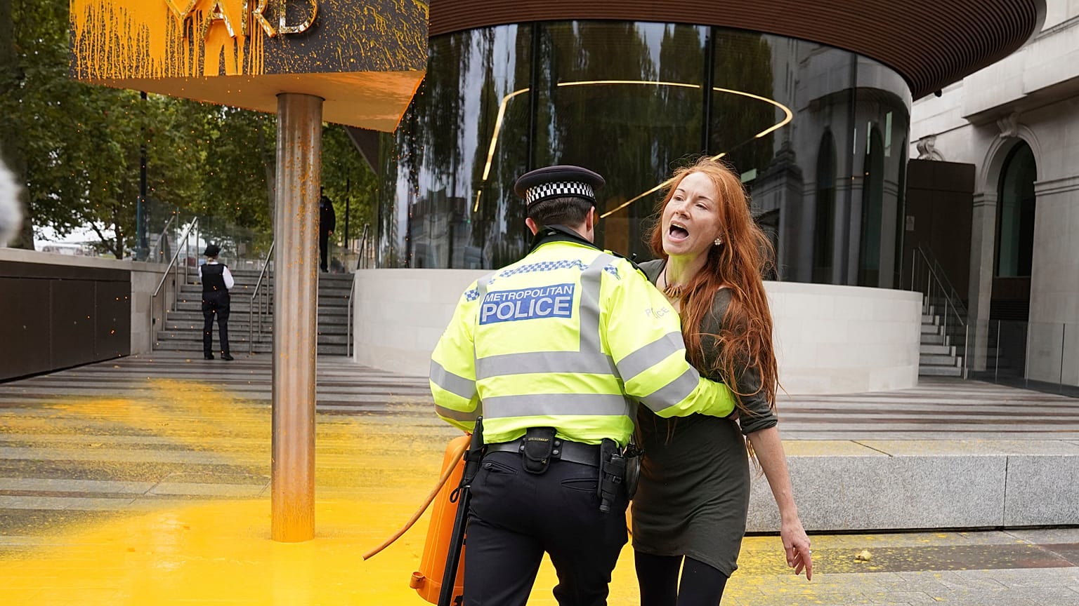 Die Aktivistengruppe "Just Stop Oil" hat die Shaufenster eines Autohändlers in London mit Farbe besprüht. 