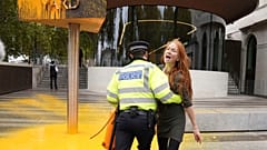 Die Aktivistengruppe "Just Stop Oil" hat die Shaufenster eines Autohändlers in London mit Farbe besprüht. 