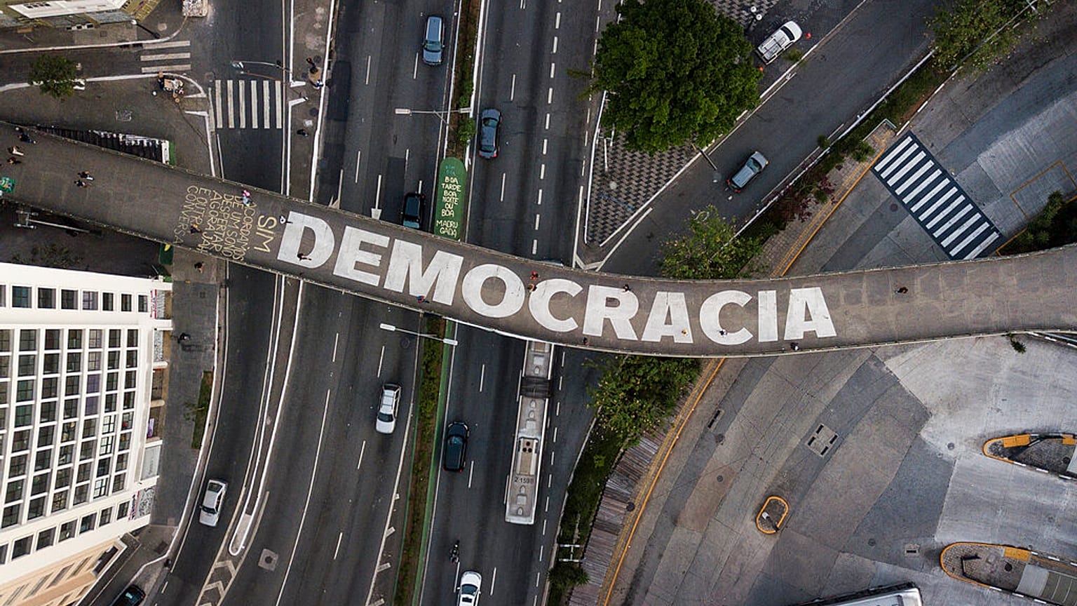 Ponte pedonal em São Paulo, Brasil