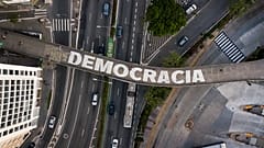 Ponte pedonal em São Paulo, Brasil