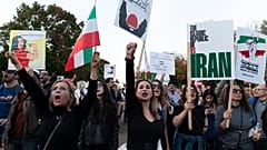 Iranische Protestierende machen ihre Wut deutlich.