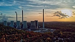 O sol põe-se atrás da central eléctrica a carvão "Scholven" da empresa de energia Uniper em Gelsenkirchen, Alemanha, 22 de outubro de 2022. 