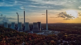 Napnyugta az Uniper energiaipari vállalat szénerőműve mögött a németországi Gelsenkirchenben