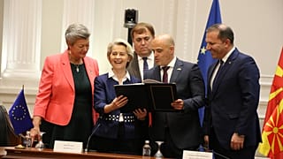 Kuzey Makedonya ve AB arasında Frontex ile ilgili anlaşma imzalandı. Başbakan Dimitar Kovaçevski ve AB Komisyonu Başkanı Ursula von der Leyen (soldan 2) törende hazır bulundu