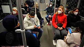 Des passagers du métro de Berlin, masques sur le visage, le 31 mars 2022