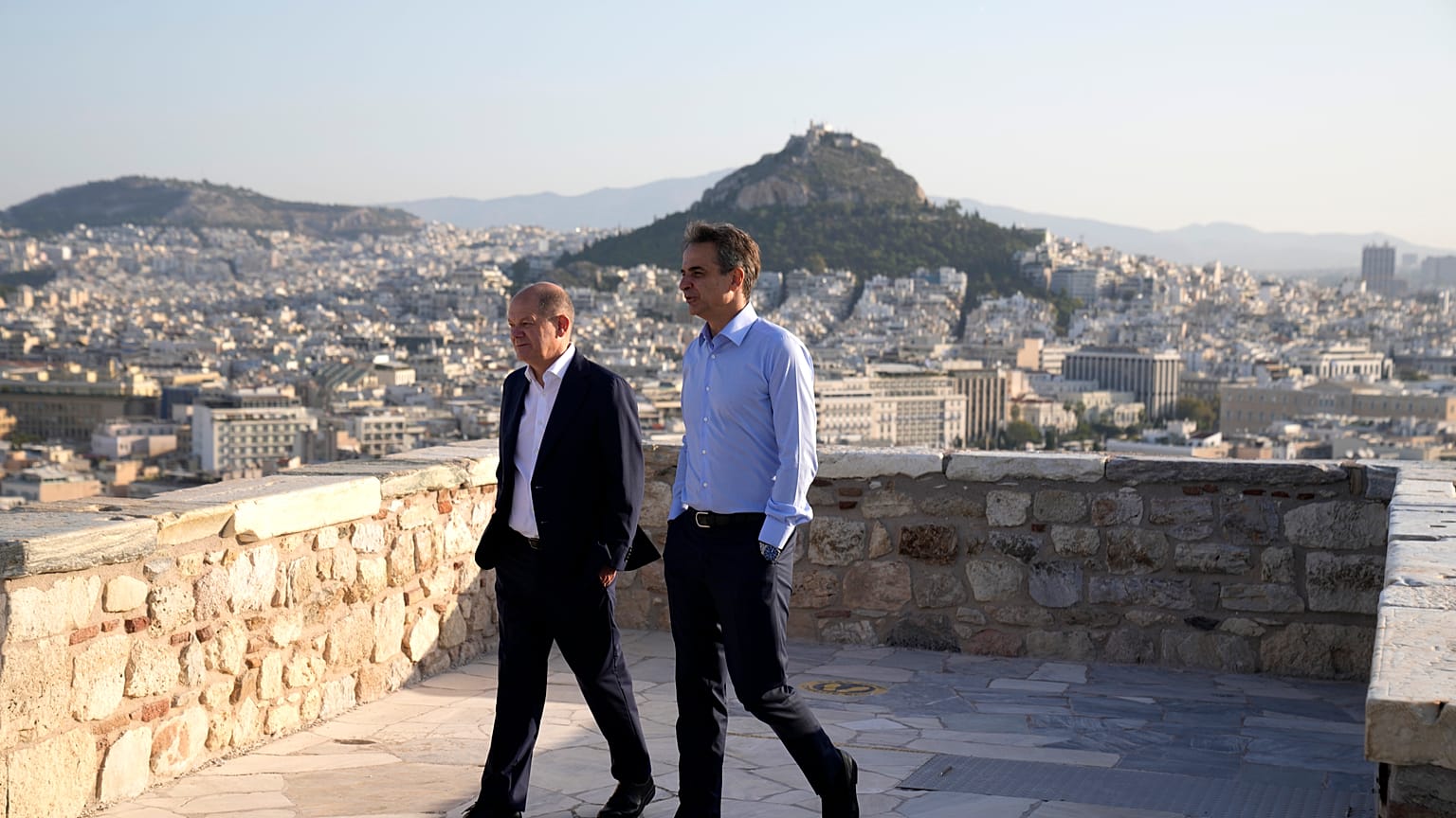 Scholz und Mitsotakis im Gleichschritt in Athen