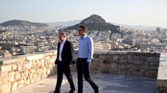 Scholz und Mitsotakis im Gleichschritt in Athen