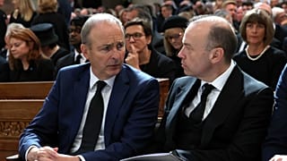 Премьер-министр Ирландии Михол Мартин (слева) и британский министр по делам Северной Ирландии Крис Хитон-Харрис на панихиде по королеве Елизавете II в Белфасте 