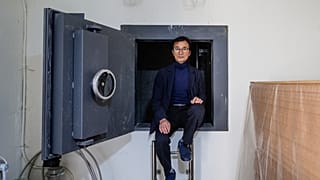 بنى الأستاذ الجامعي الملجأ في أرضه الخاصة 