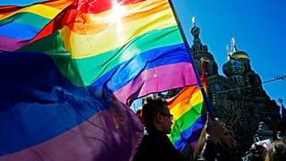 Tasarı LGBT propagandasında kullanılabilecek malzemelerin ithal edilmesini ve satılmasını da yasaklıyor