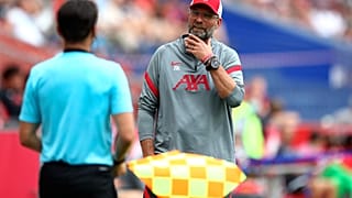 مدرب ليفربول يورغن كلوب يجادل الحكم خلال مباراة ودية في النمسا. 2020/08/25