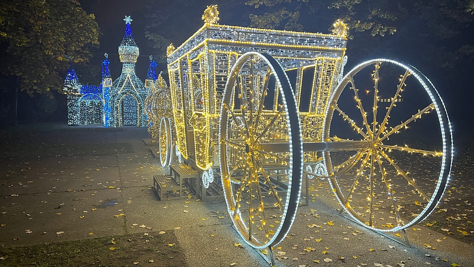 Fényhintó és LED-kastély a budapesti Lumina Parkban