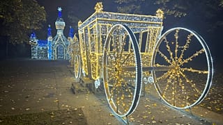 Fényhintó és LED-kastély a budapesti Lumina Parkban