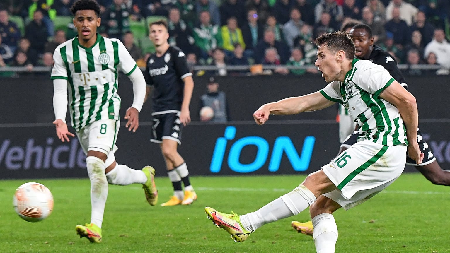 Ezzel a mozdulattal küldte a labdát Kristoffer Zachariassen a hálóba az FTC - AS Monaco mérkőzésen
