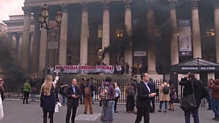 Des activistes pro-climat au Palais Brongniart