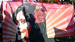 Ein Protestbanner zeigt die getötete kurdische Iranerin Mahsa Amini